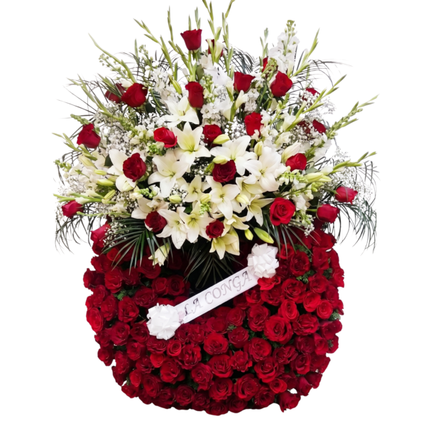 Corona funeraria americana de rosas rojas y flores blancas, con cinta de condolencias
