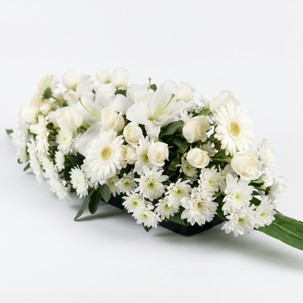 Bouquet floral funerario alargado con rosas, gerberas y crisantemos blancos