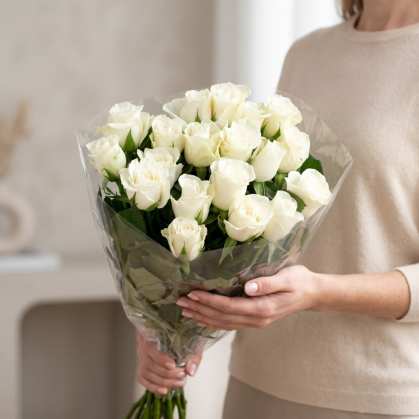 Ramo de rosas blancas importadas sostenido entre las manos