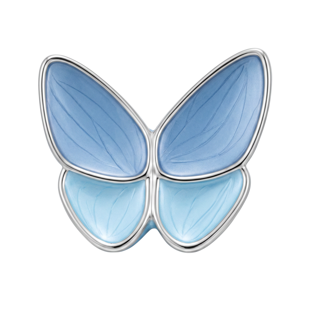 Urna Alas de Esperanza en forma de mariposa celeste con contorno plateado, vista de frente sobre fondo negro