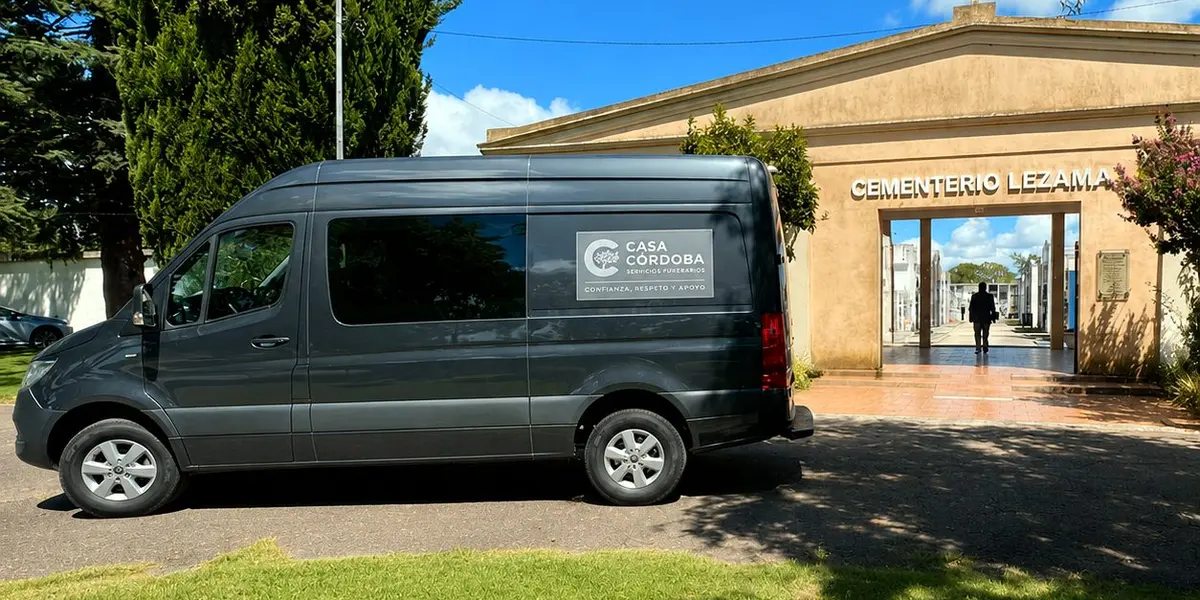 Furgón de traslados de Casa Córdoba ingresando a un cementerio